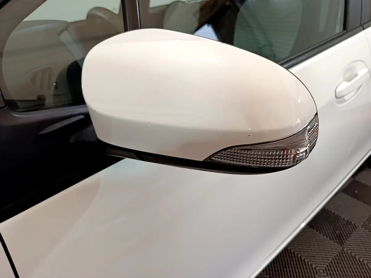 Rétroviseur droit blanc de Toyota Yaris 110 VVT-i CVT France Business 2019, vue rapprochée sur porte côté droit.