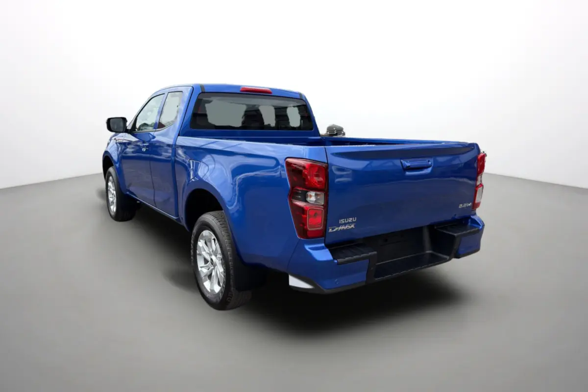 Vue 3/4 arrière gauche d'un pick-up Isuzu D-MAX bleu Biarritz métallisé avec jantes alu et double cabine.