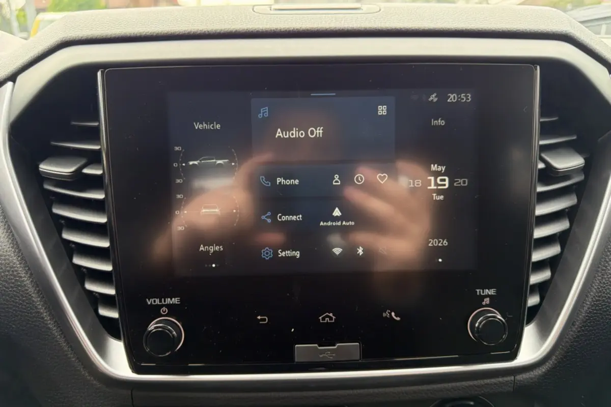 Écran tactile central du tableau de bord de l'Isuzu D-MAX 2026 avec interface Android Auto et commandes visibles.