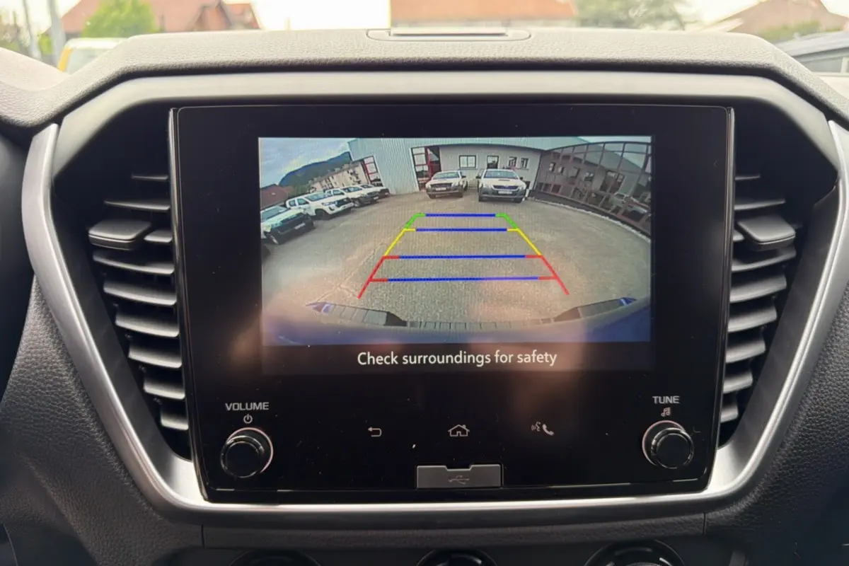 Écran tactile central montrant la caméra de recul du pick-up Isuzu D-MAX bleu Biarritz, vue intérieure frontale.