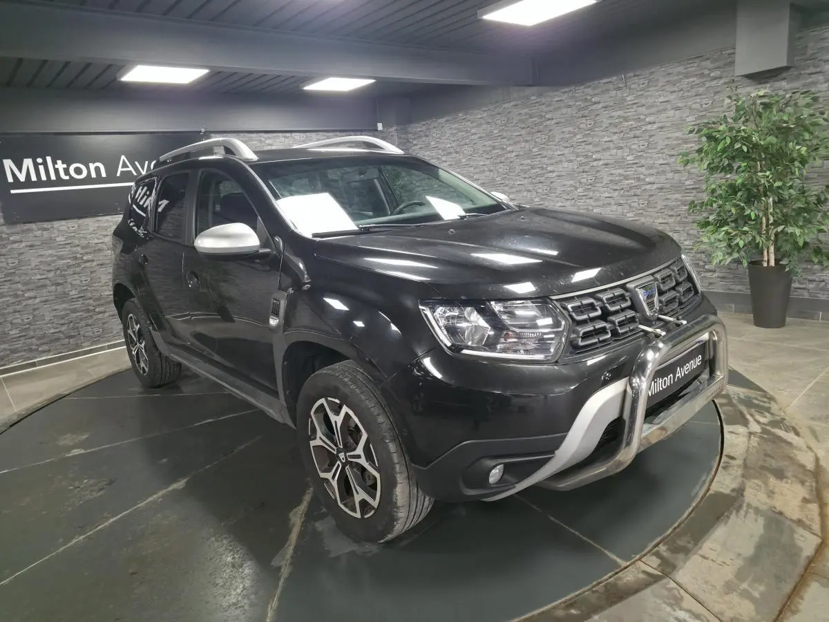 Dacia Duster noir 3/4 avant droit avec barre de protection chromée et jantes alliage 17 pouces Maldives