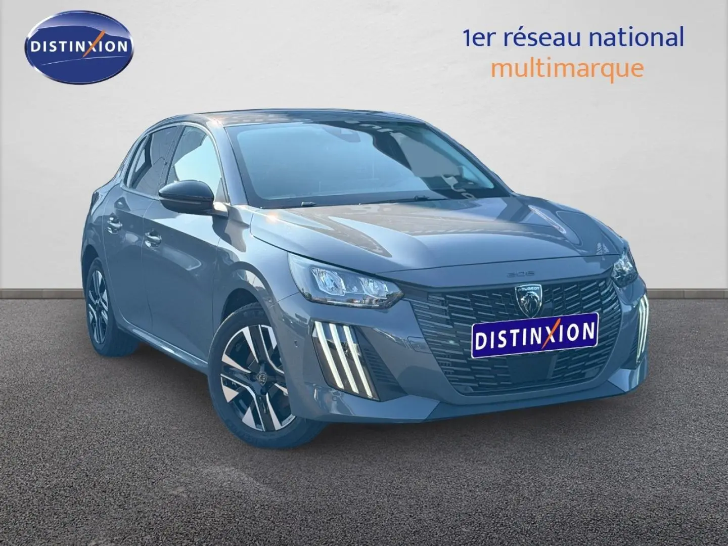 Peugeot 208 gris Selenium vue 3/4 avant avec feux LED verticaux et jantes alliage noires.