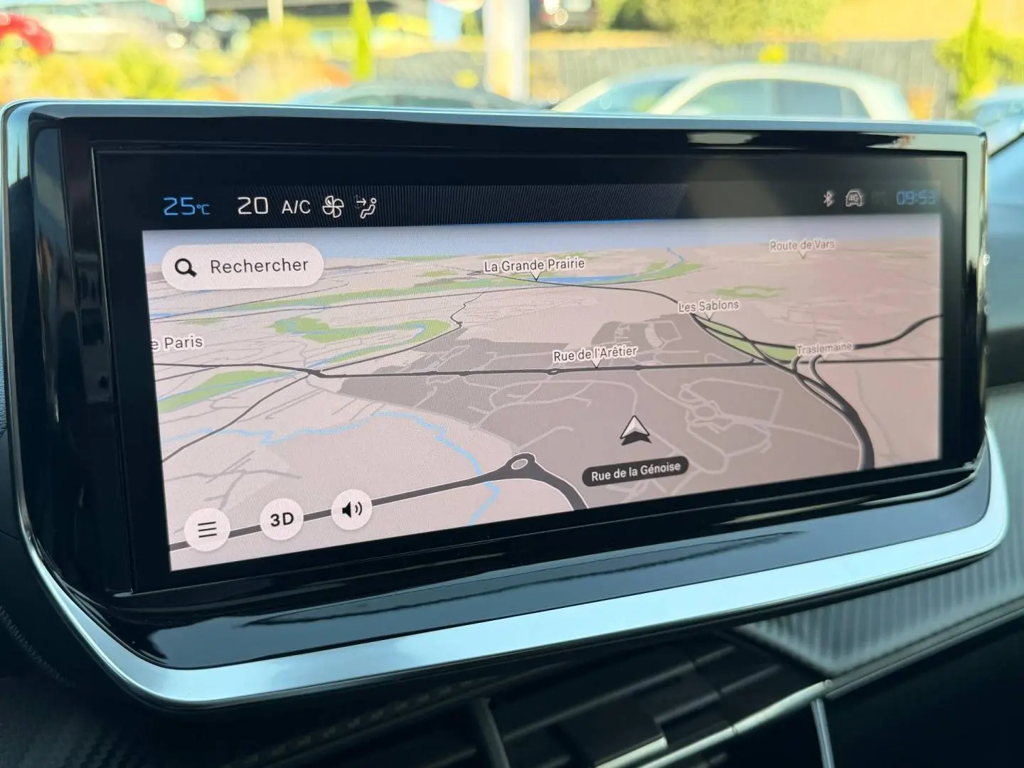 Écran tactile central affichant la navigation GPS dans l'habitacle d'une Peugeot 208 Gris Selenium.