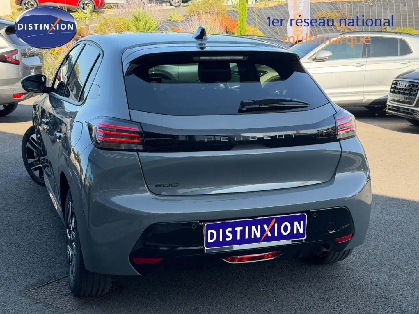 Vue 3/4 arrière d'une Peugeot 208 gris Selenium avec feux arrière LED et jantes alliage noires.