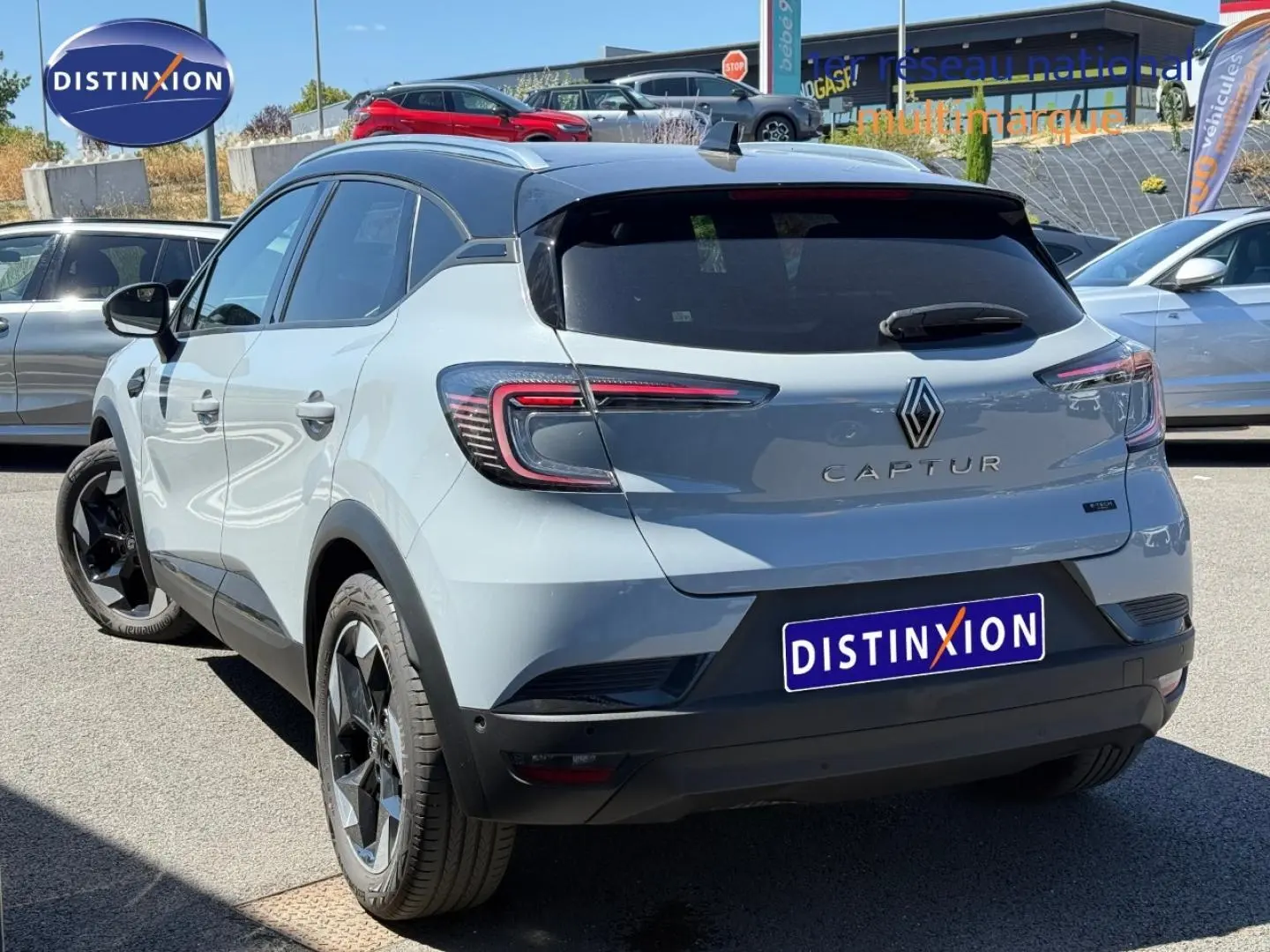 Vue 3/4 arrière droite du Renault Captur 2025 gris Rafale métallisé avec toit noir et jantes noires.