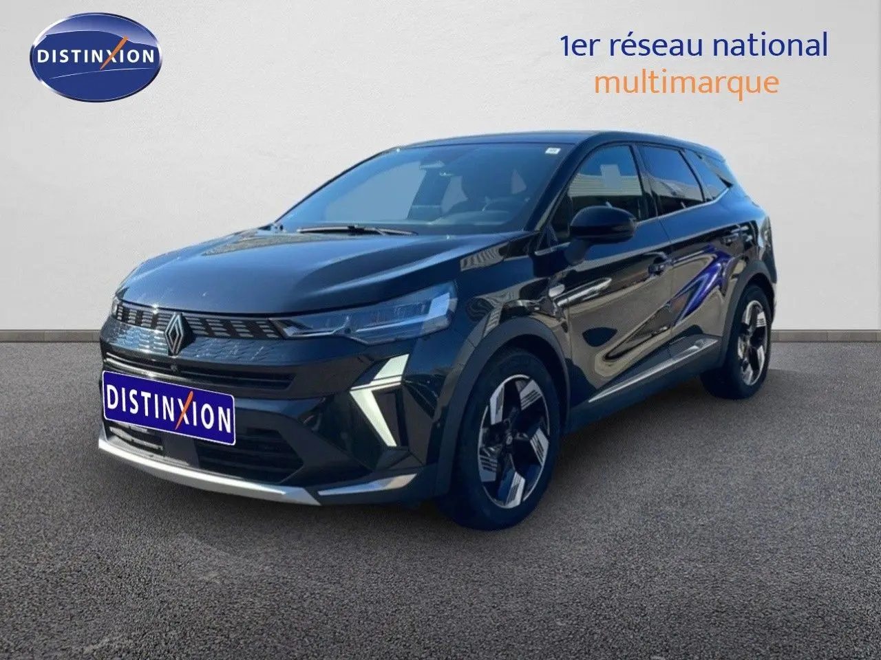 Renault Symbioz noir étoile métal en 3/4 avant droit, avec calandre moderne et jantes bicolores distinctives.