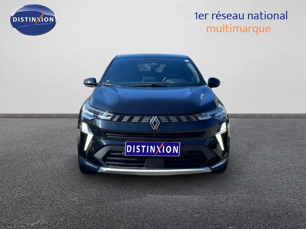 Vue frontale d'une Renault Symbioz noire étoile métal, avec calandre moderne et éclairage LED distinctif.