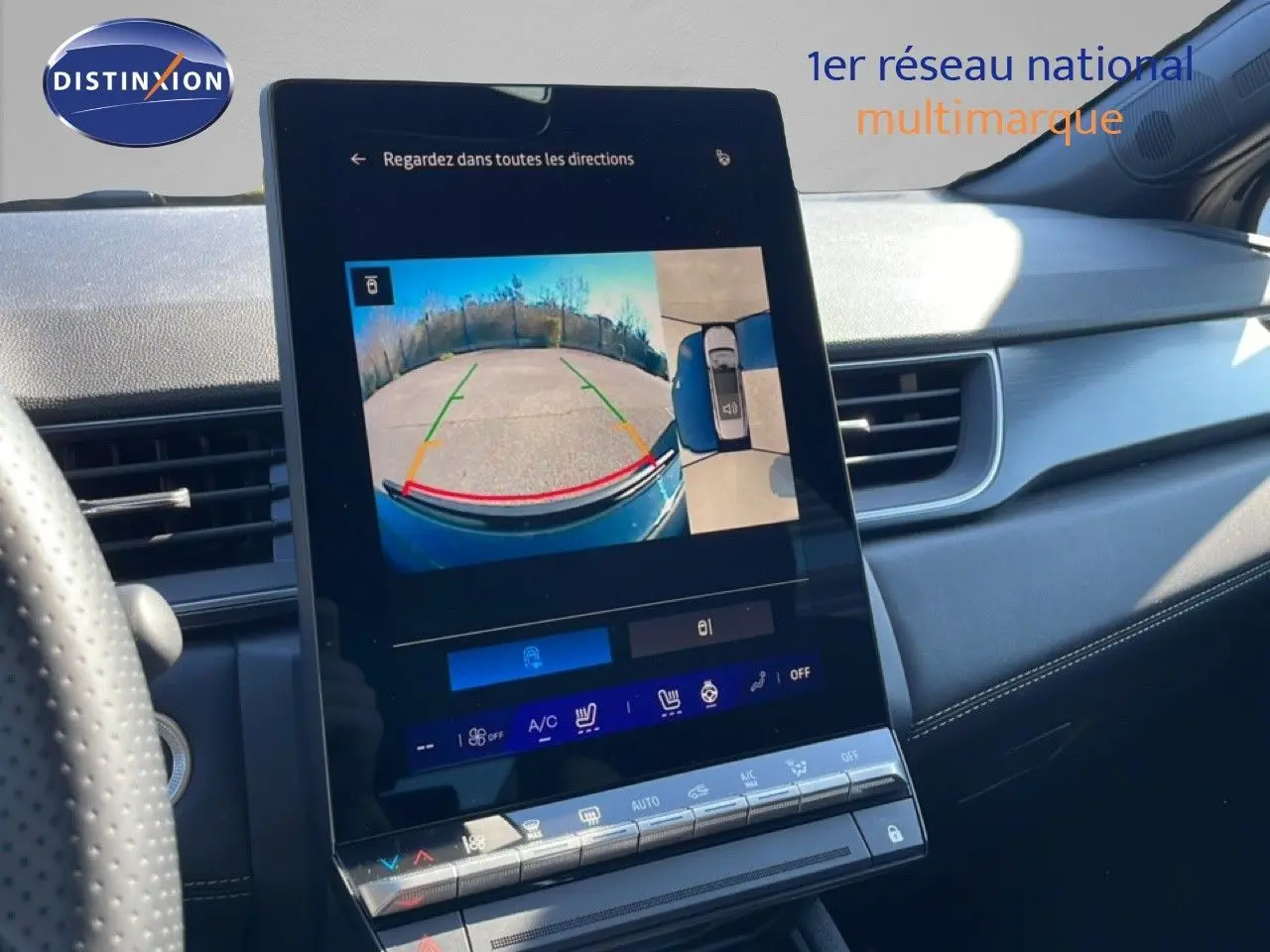 Vue intérieure du tableau de bord de la Renault Symbioz noire, écran tactile affichant la caméra de recul et l’aide au stationnement.