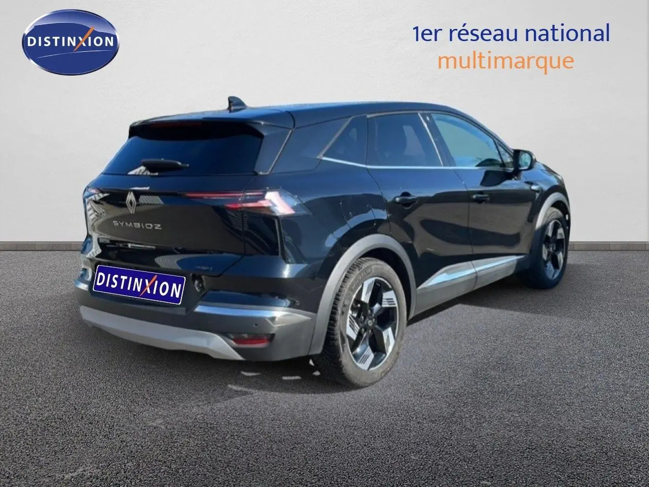Vue 3/4 arrière droite d’un Renault Symbioz noir étoile métal avec jantes bicolores et feux arrière fins à LED.