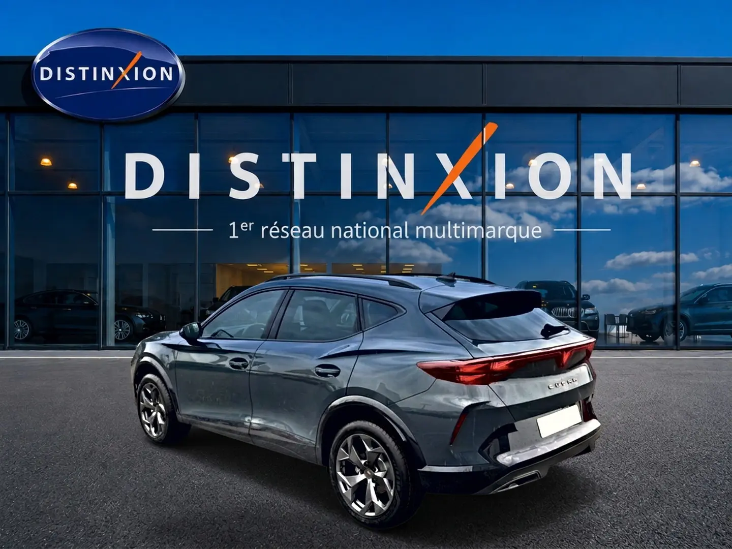 Vue 3/4 arrière droite d’un CUPRA Formentor bleu fjord 2026 avec feux arrière LED et jantes 18 pouces.