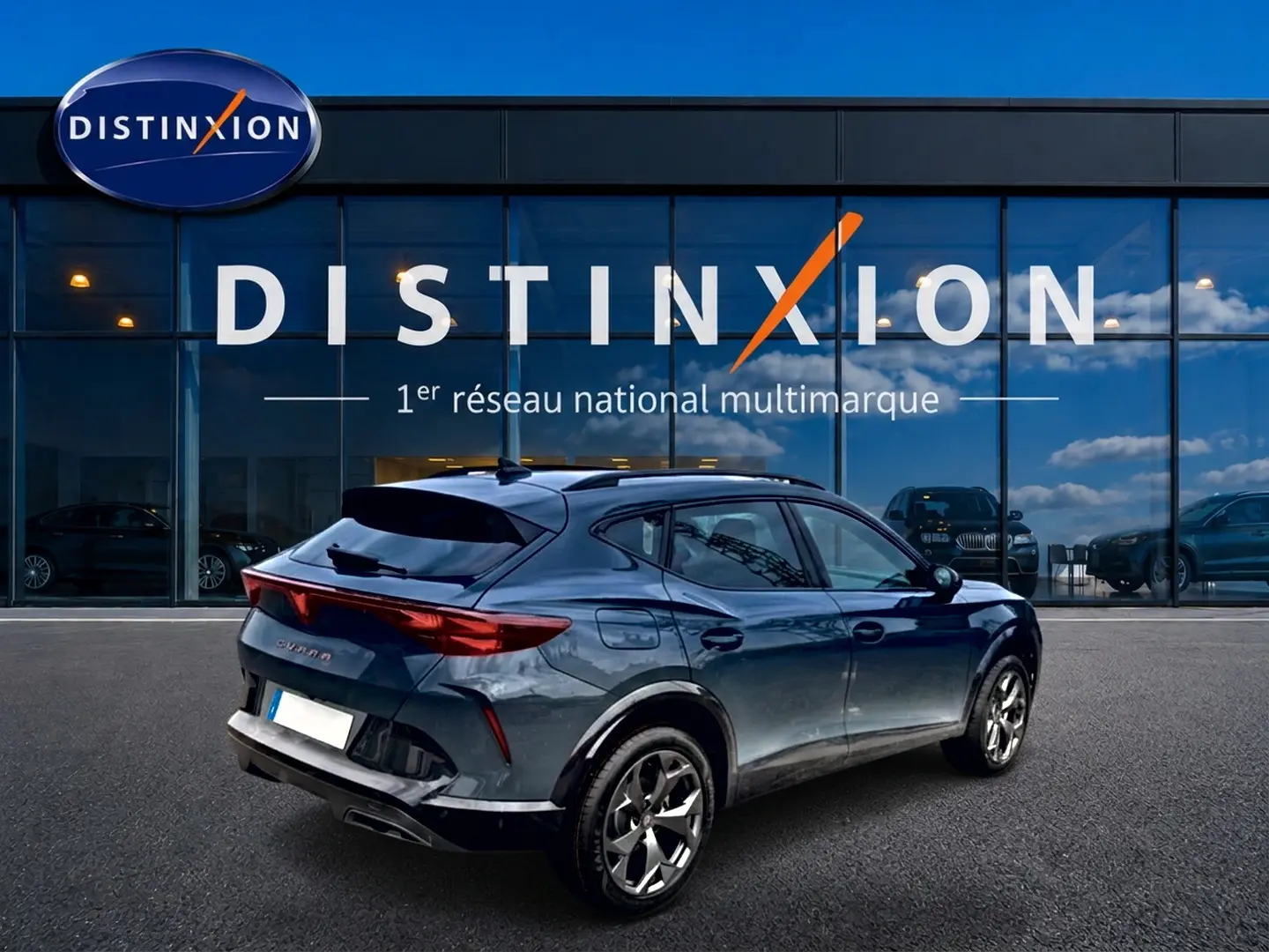 Vue 3/4 arrière droite d'un CUPRA Formentor bleu fjord 2026 avec jantes 18 pouces et feux arrière LED distinctifs.