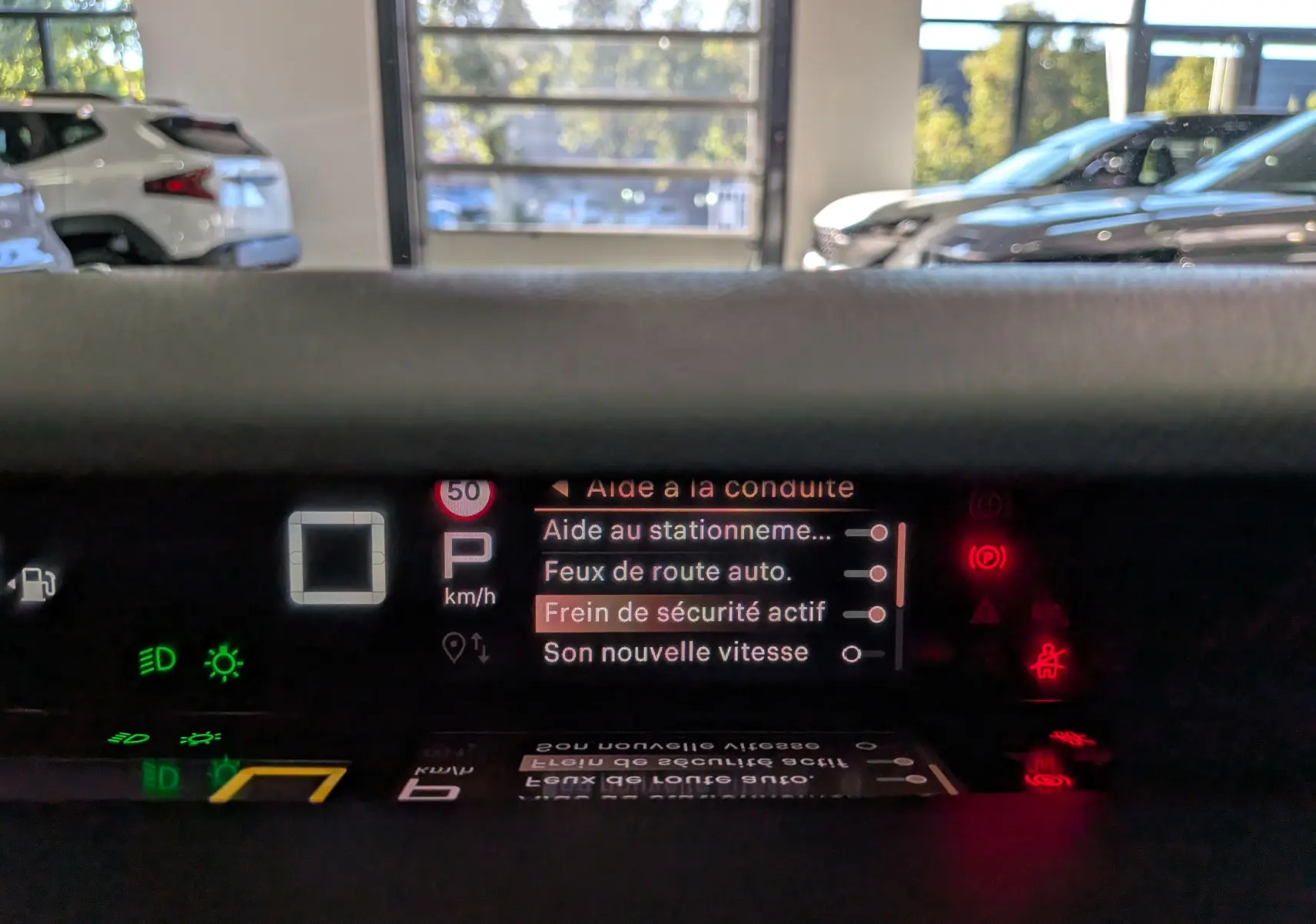 Affichage du tableau de bord du Citroën C3 Aircross hybride 2026, montrant les aides à la conduite activées.