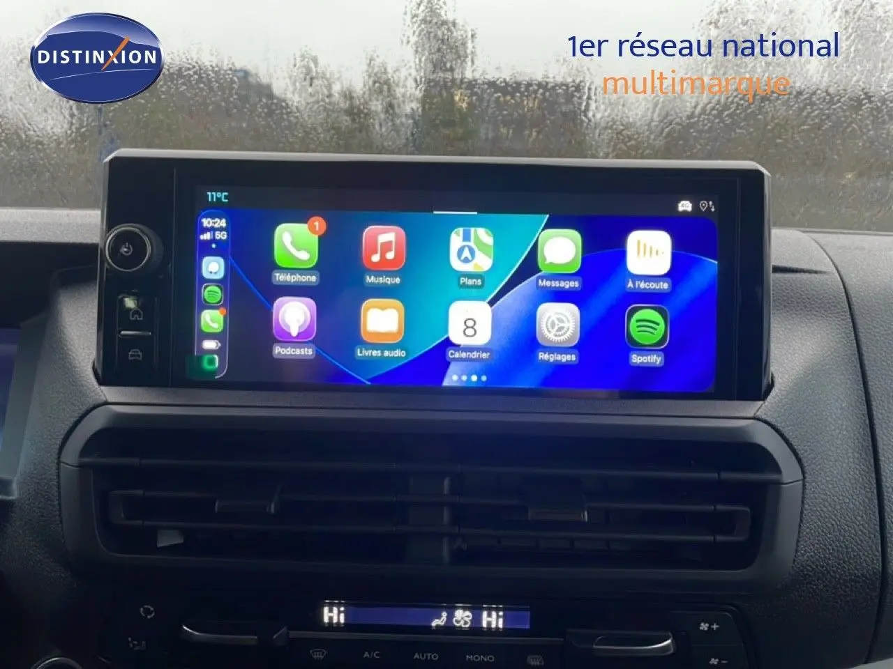 Vue intérieure du tableau de bord du Citroën Jumpy Cabine Approfondie gris titane, avec écran tactile central allumé.