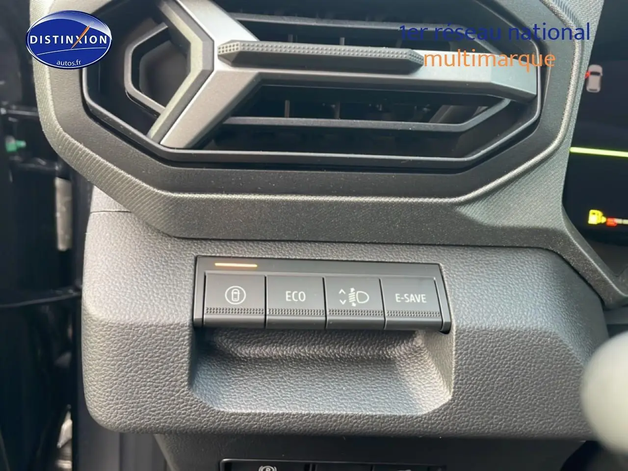 Gros plan sur les commandes de mode de conduite et d’éclairage du tableau de bord du Dacia Bigster gris schiste.