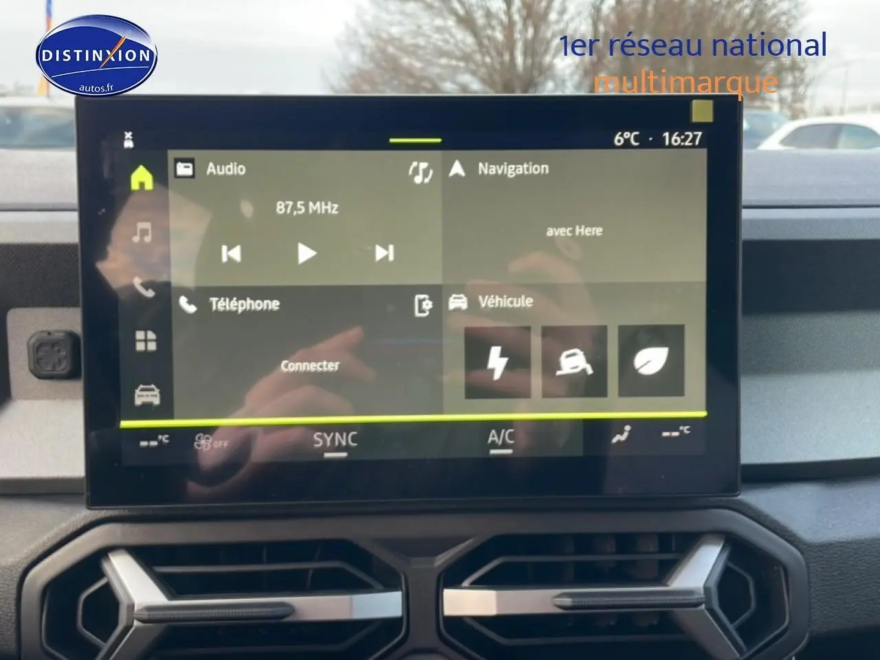 Écran tactile central du tableau de bord du Dacia Bigster 2025, affichant les options audio, navigation et véhicule.
