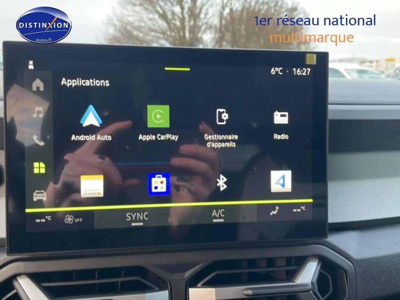 Écran tactile central du Dacia Bigster 2025 affichant les applications Android Auto et Apple CarPlay, intérieur noir.