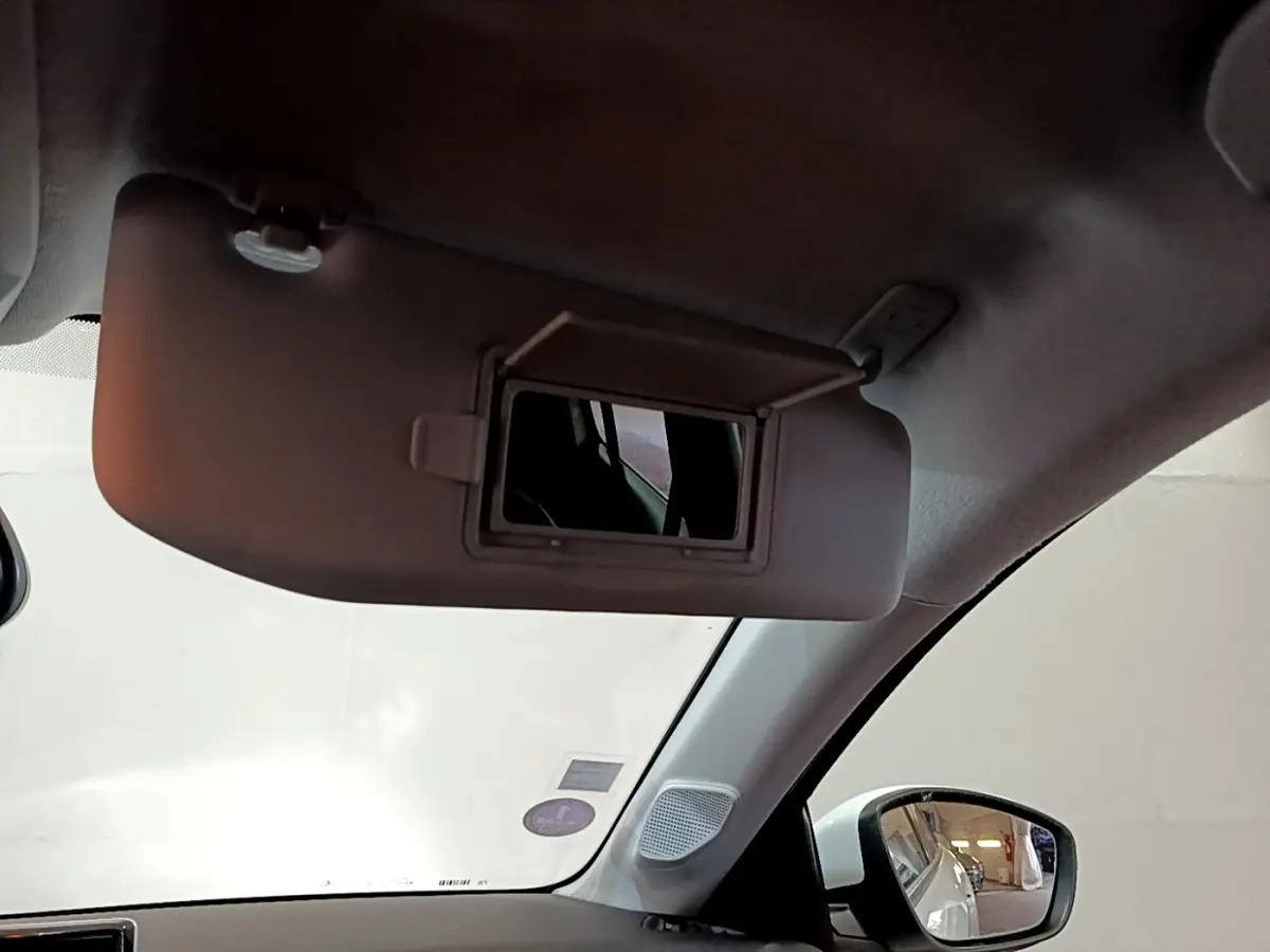 Vue intérieure du pare-soleil côté conducteur avec miroir intégré sur Peugeot 208 blanc, version 2021.