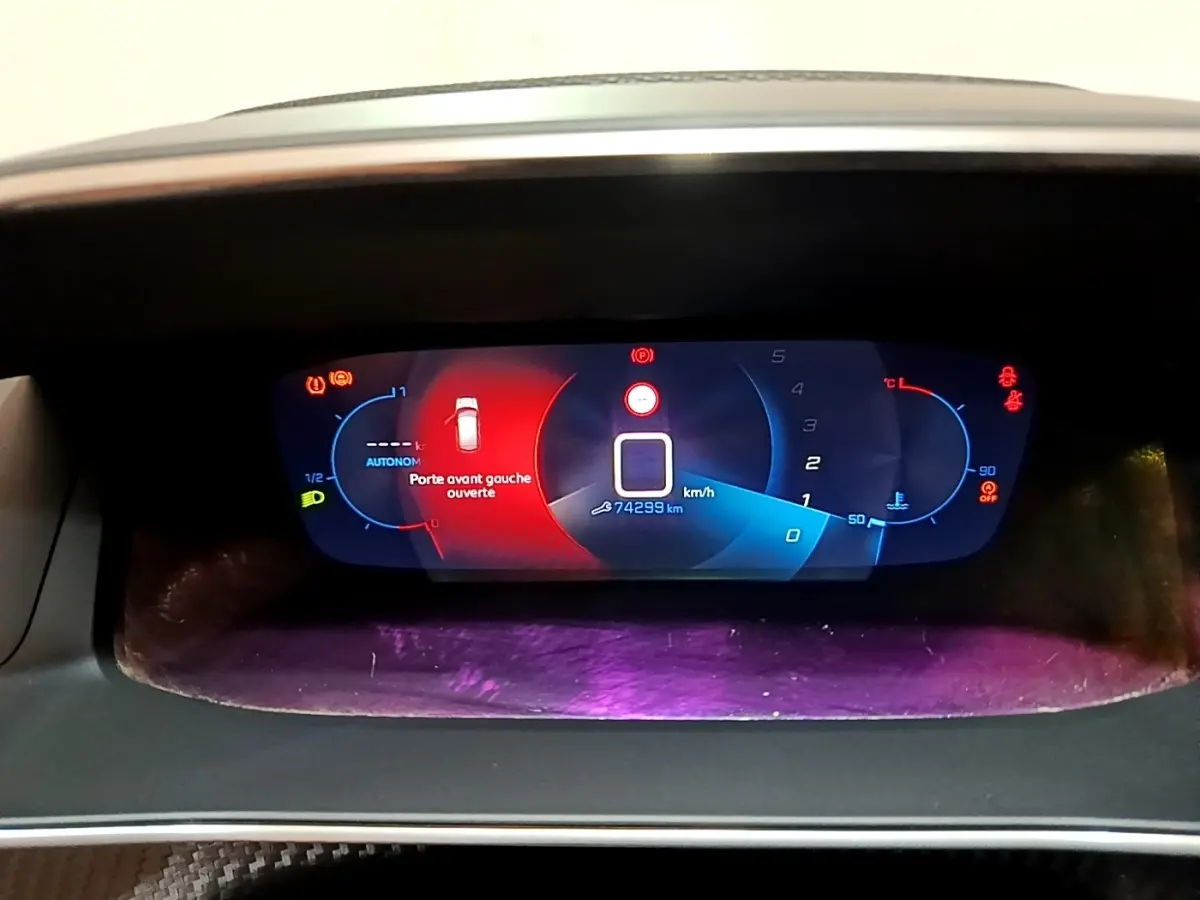 Tableau de bord numérique de Peugeot 208 PureTech 100, affichant porte avant gauche ouverte et compteur kilométrique.