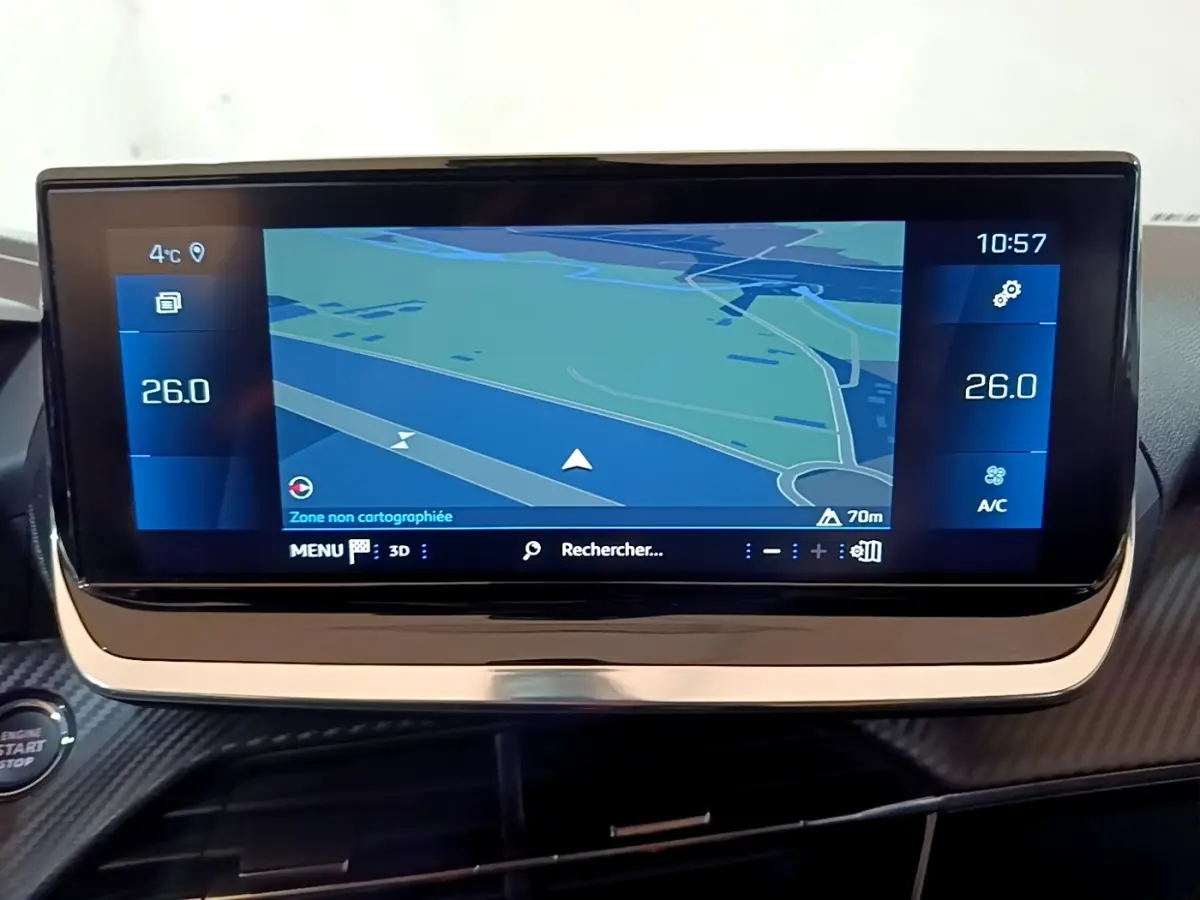 Écran tactile 10 pouces du système de navigation de la Peugeot 208 blanc, vue intérieure centrée sur le tableau de bord.