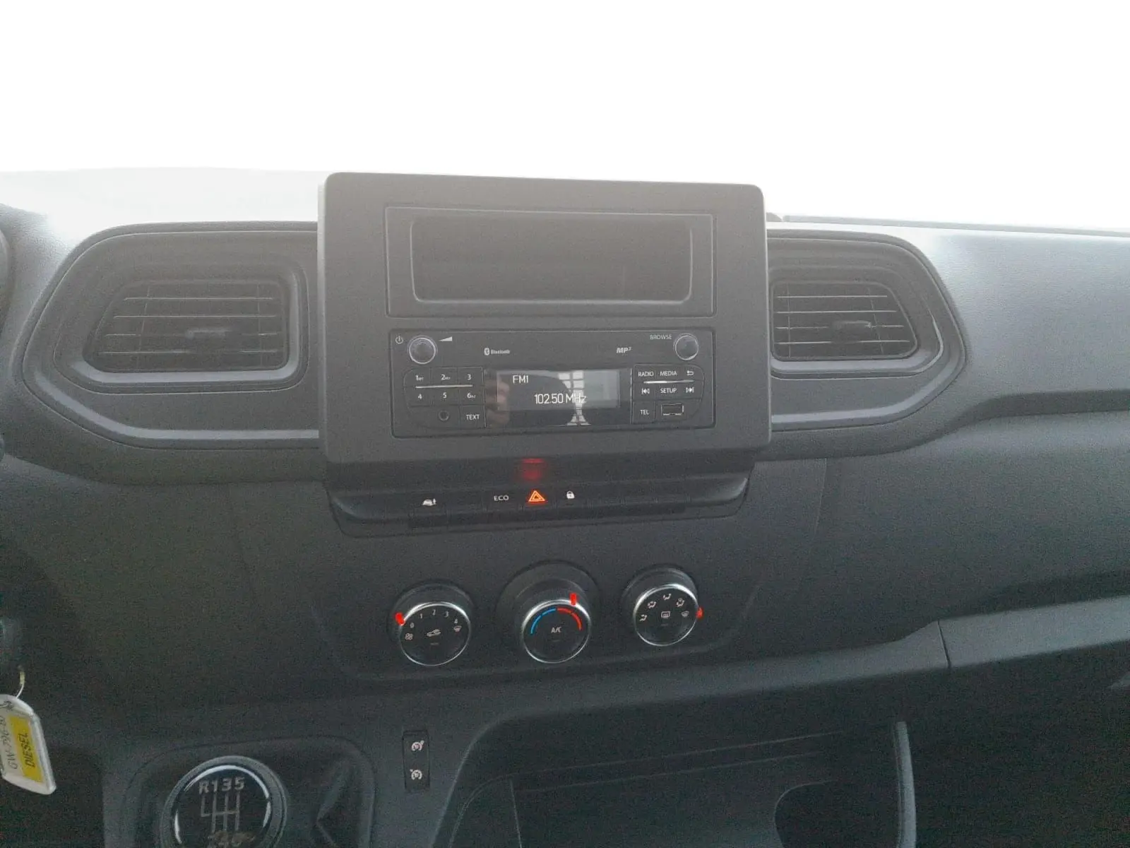 Tableau de bord du Renault Master Châssis Cabine blanc 2024, vue frontale centrée sur la console radio et climatisation.