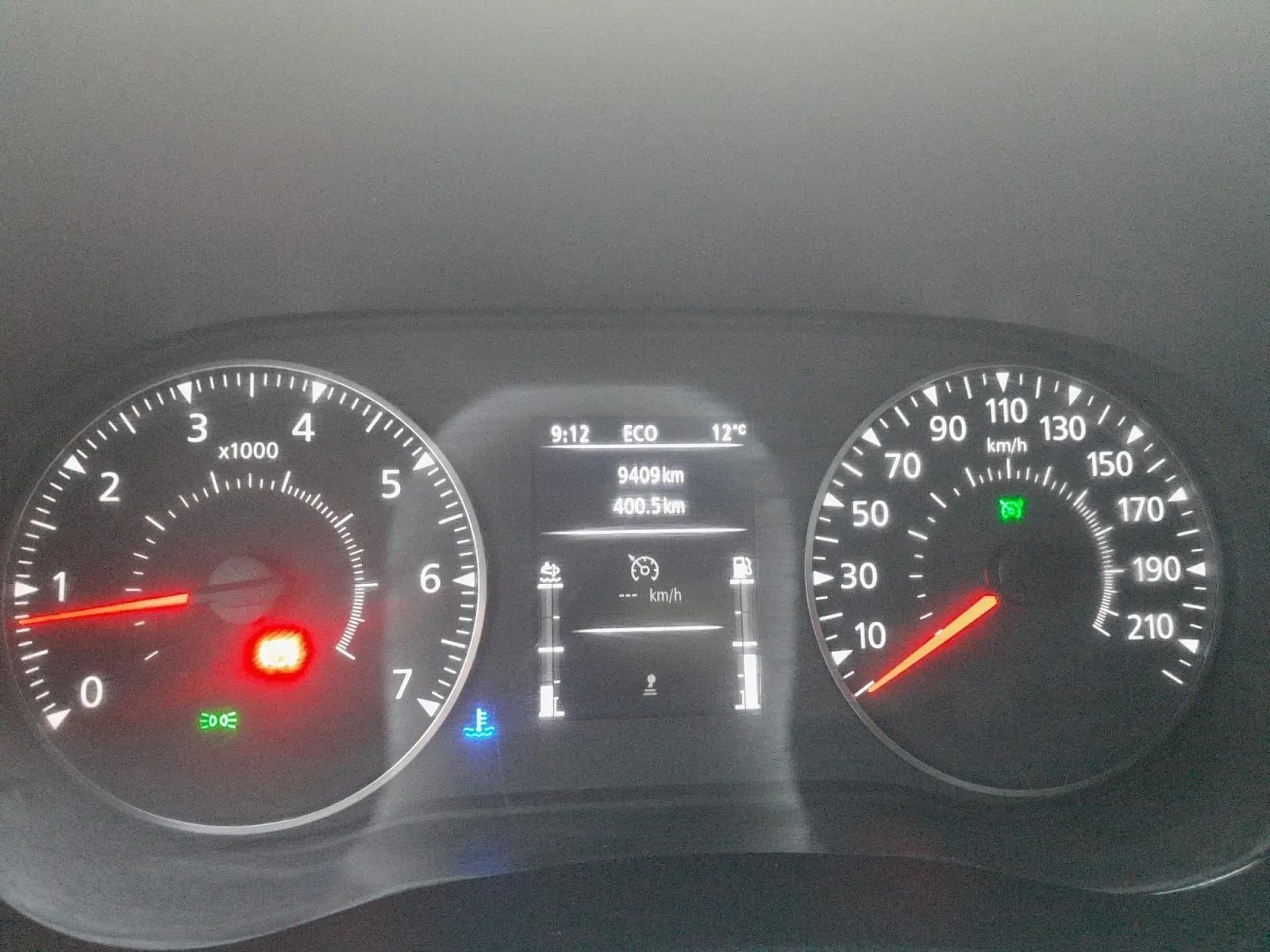 Tableau de bord du Renault Master Châssis Cabine blanc, affichage numérique et compte-tours à 9h12, 9409 km.