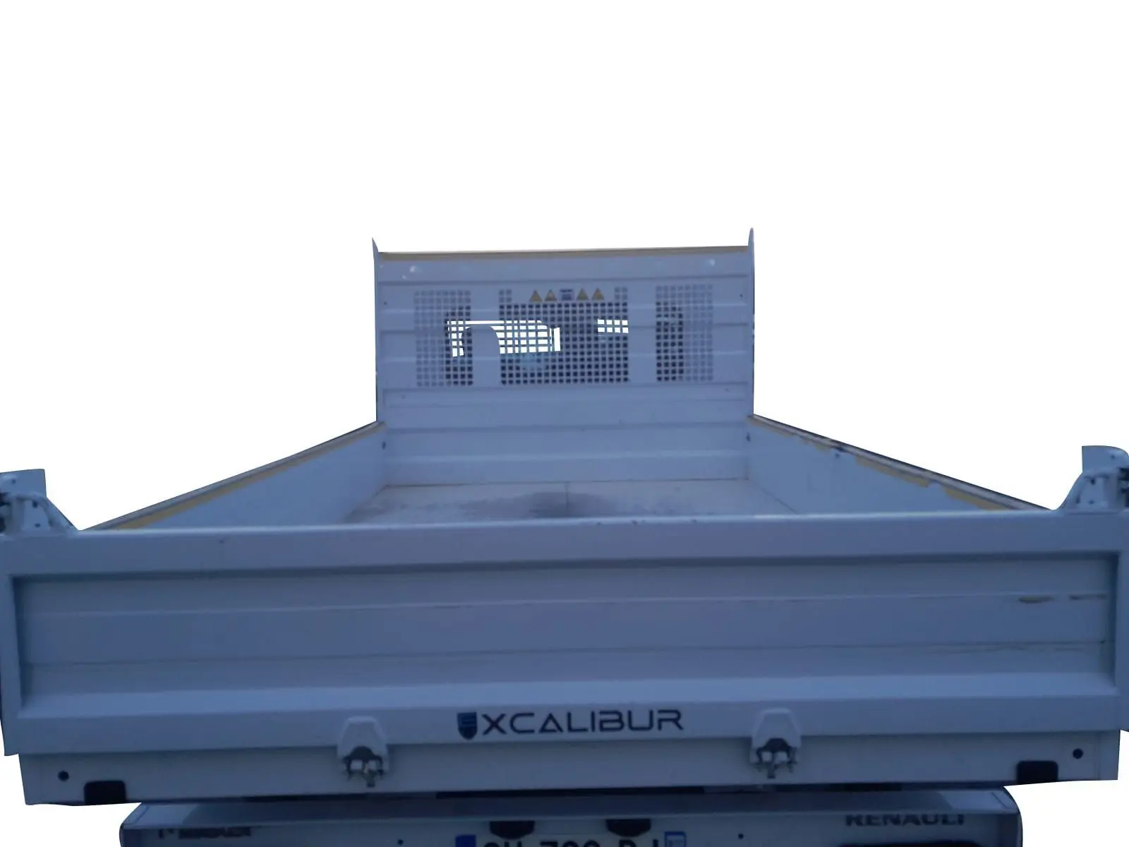 Vue arrière d'une benne blanche Renault Master Châssis Cabine 2024 avec ridelle et protection ajourée en tôle.