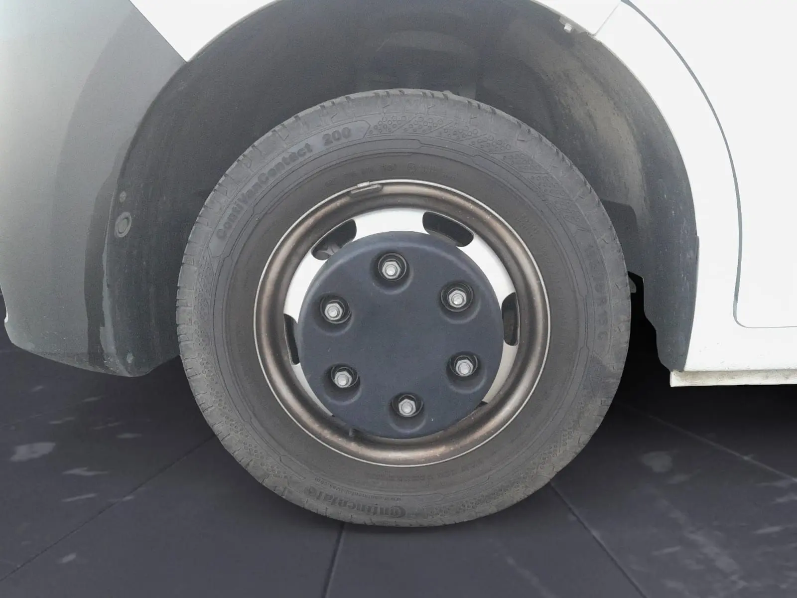 Gros plan sur la roue avant droite du Renault Master Châssis Cabine blanc avec jante acier et cache central noir.