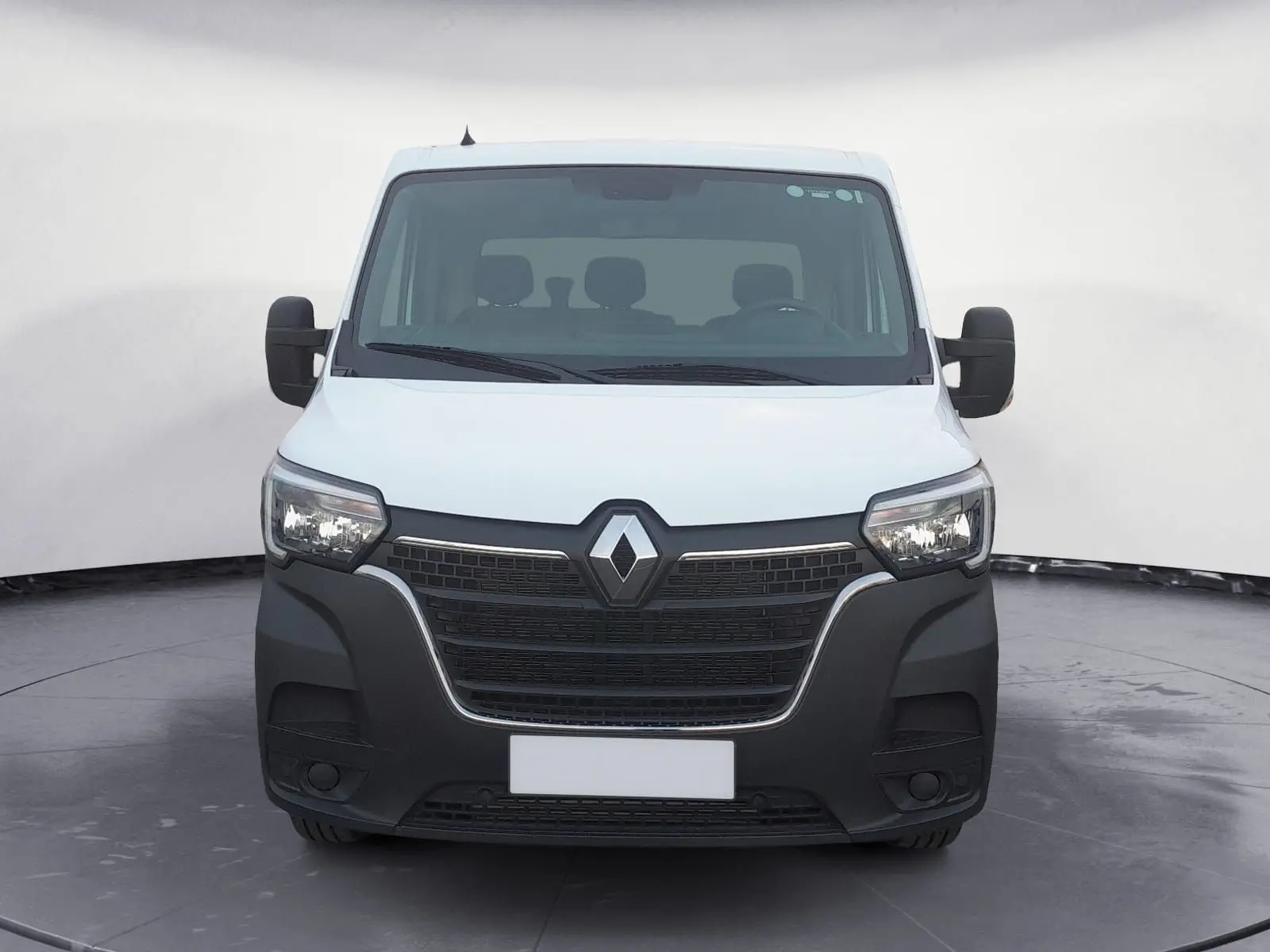Vue frontale du Renault Master Châssis Cabine blanc 2024 avec calandre noire et phares allumés.