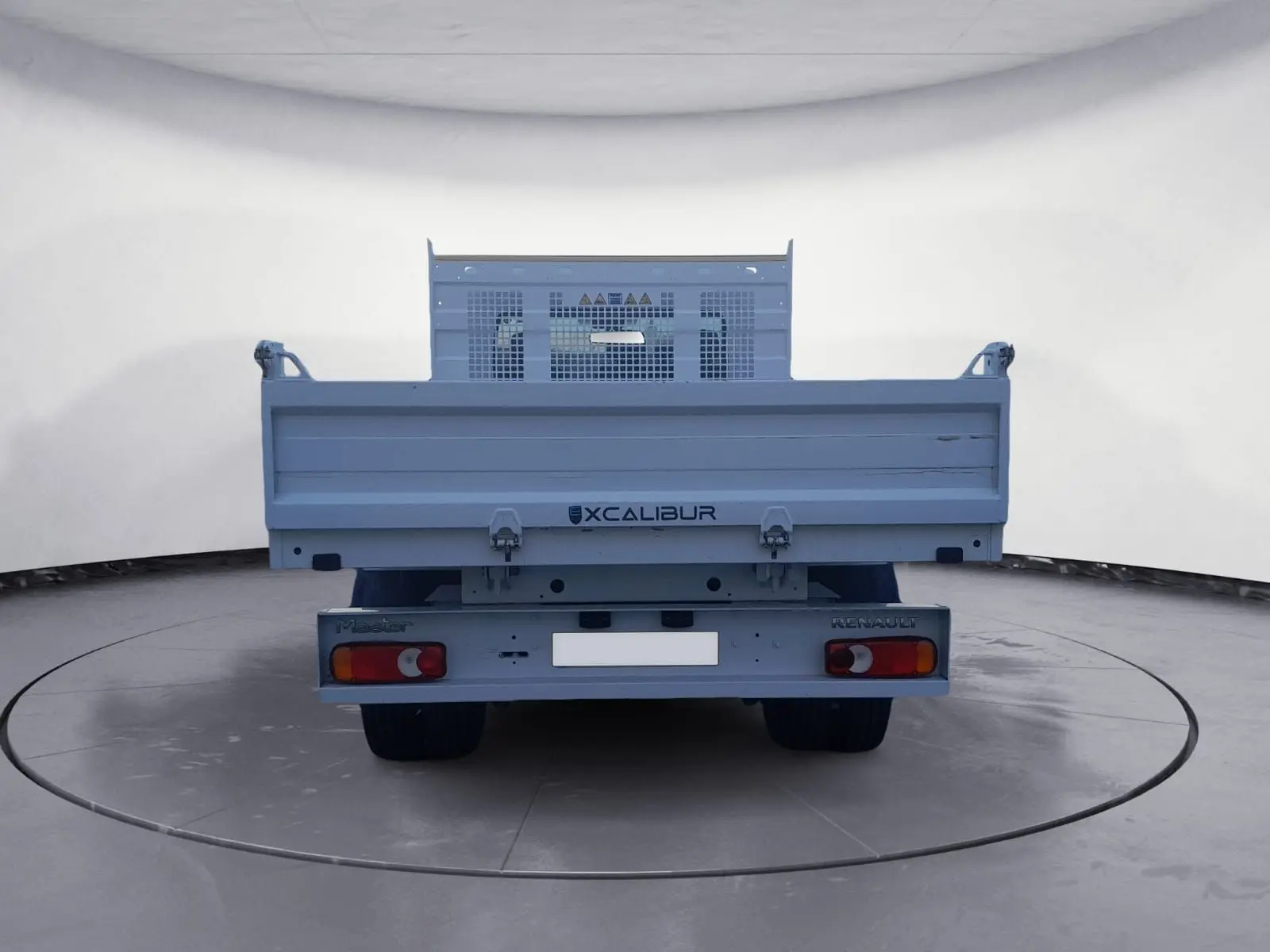 Vue arrière d'une benne blanche Renault Master Châssis Cabine 2024 avec roues jumelées et hayon fermé.