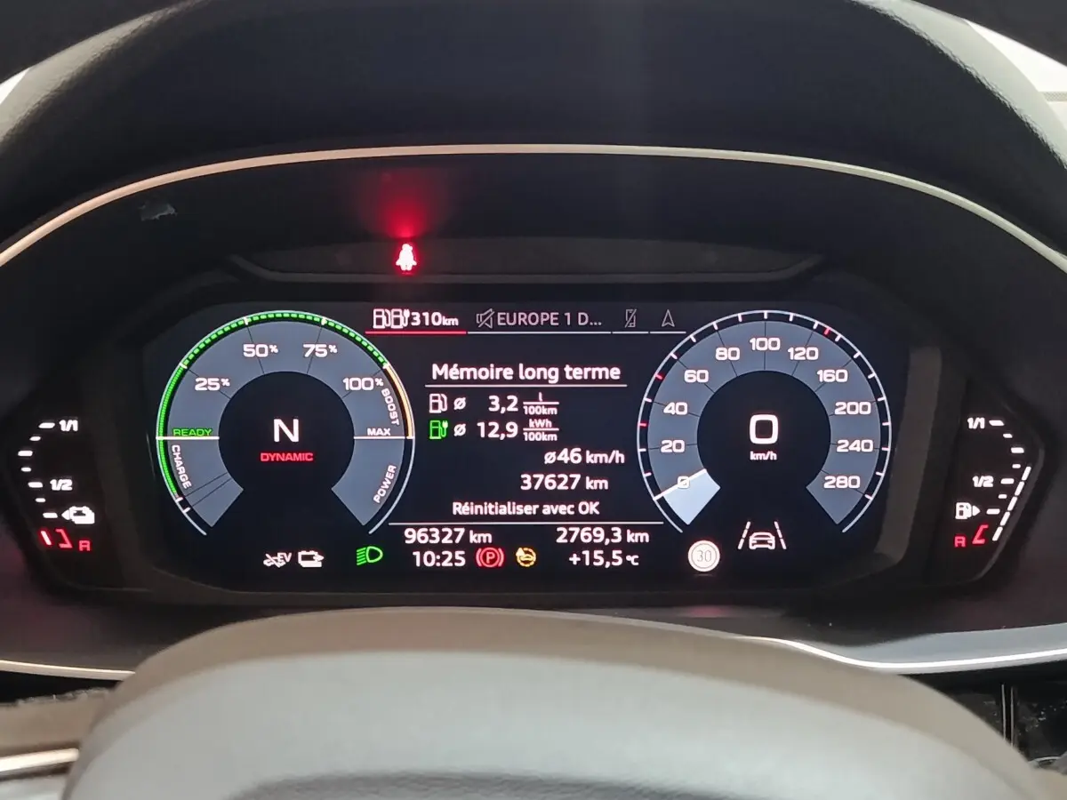 Vue rapprochée du tableau de bord numérique de l’Audi Q3 Sportback 45 TFSI e, affichage multifonctions en couleurs.