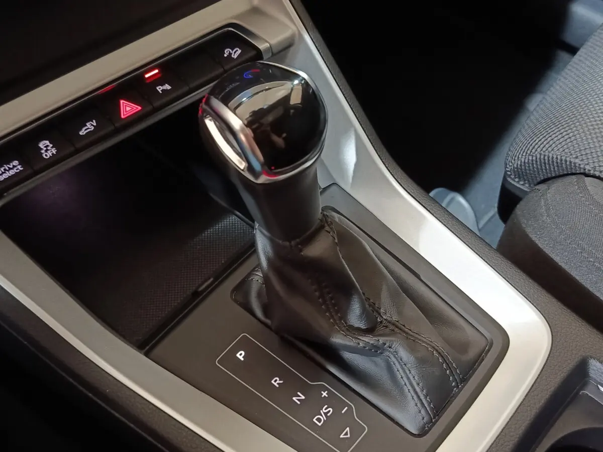 Le levier de vitesses automatique noir et chrome de l'Audi Q3 Sportback 45 TFSI e, vue rapprochée intérieure.