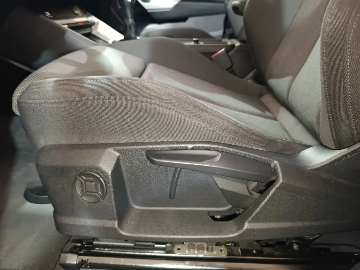 Détail du siège avant droit gris foncé de l'Audi Q3 Sportback 45 TFSI e avec réglage manuel, vue latérale intérieure.