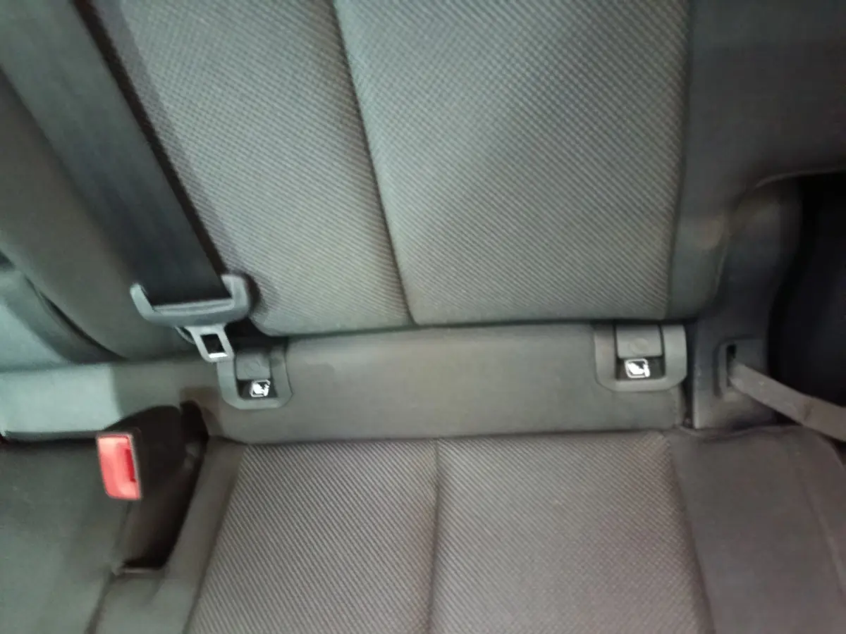 Gros plan sur la banquette arrière grise de l'Audi Q3 Sportback avec ceintures de sécurité et fixations Isofix visibles.