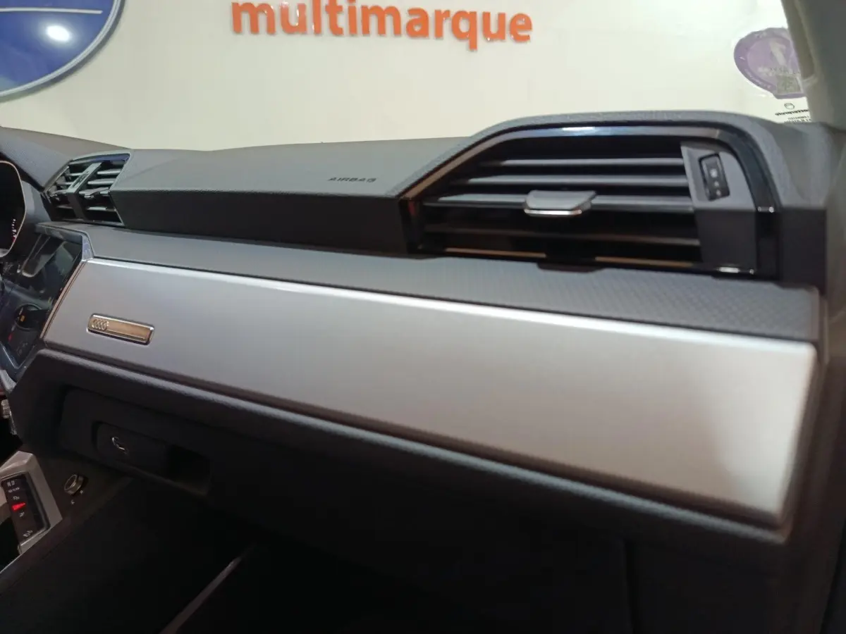Détail du tableau de bord gris clair et noir de l’Audi Q3 Sportback 45 TFSI e, côté passager.