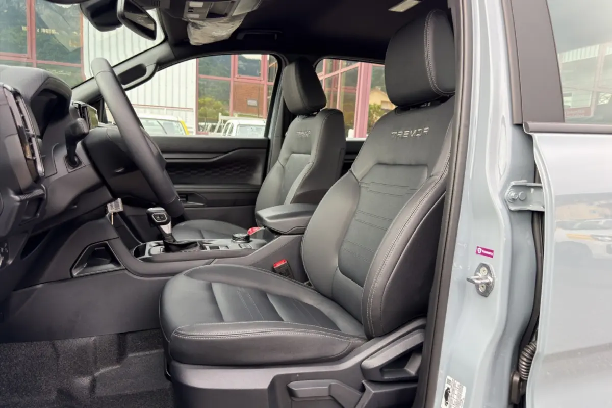 Vue intérieure côté conducteur du Ford Ranger gris commandeur 2026, sièges en cuir avec logo Tremor brodé.