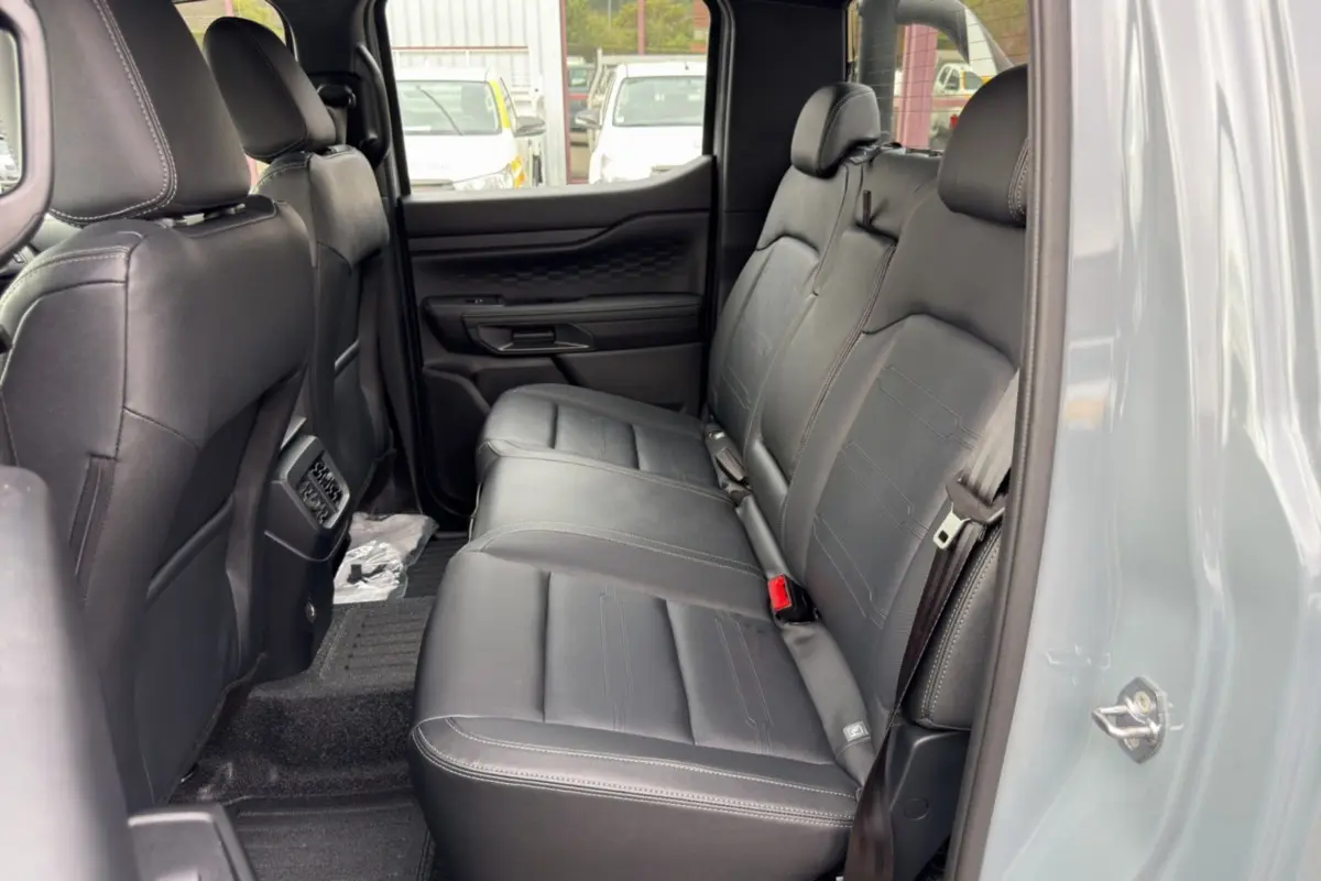 Vue intérieure côté droit montrant la banquette arrière en cuir noir du Ford Ranger gris commandeur 2026.