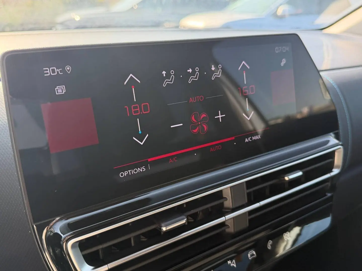 Écran tactile du système de climatisation bi-zone du Citroën C5 Aircross, vue rapprochée du tableau de bord.