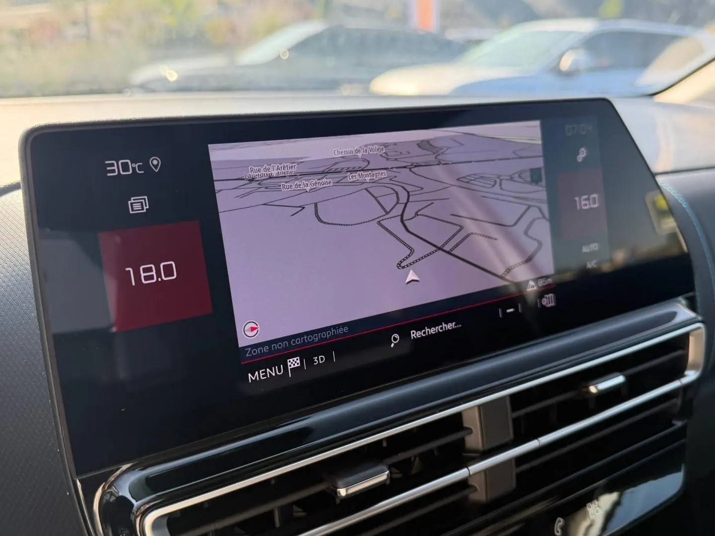 Écran tactile central du tableau de bord du Citroën C5 Aircross blanc, affichant la navigation GPS.