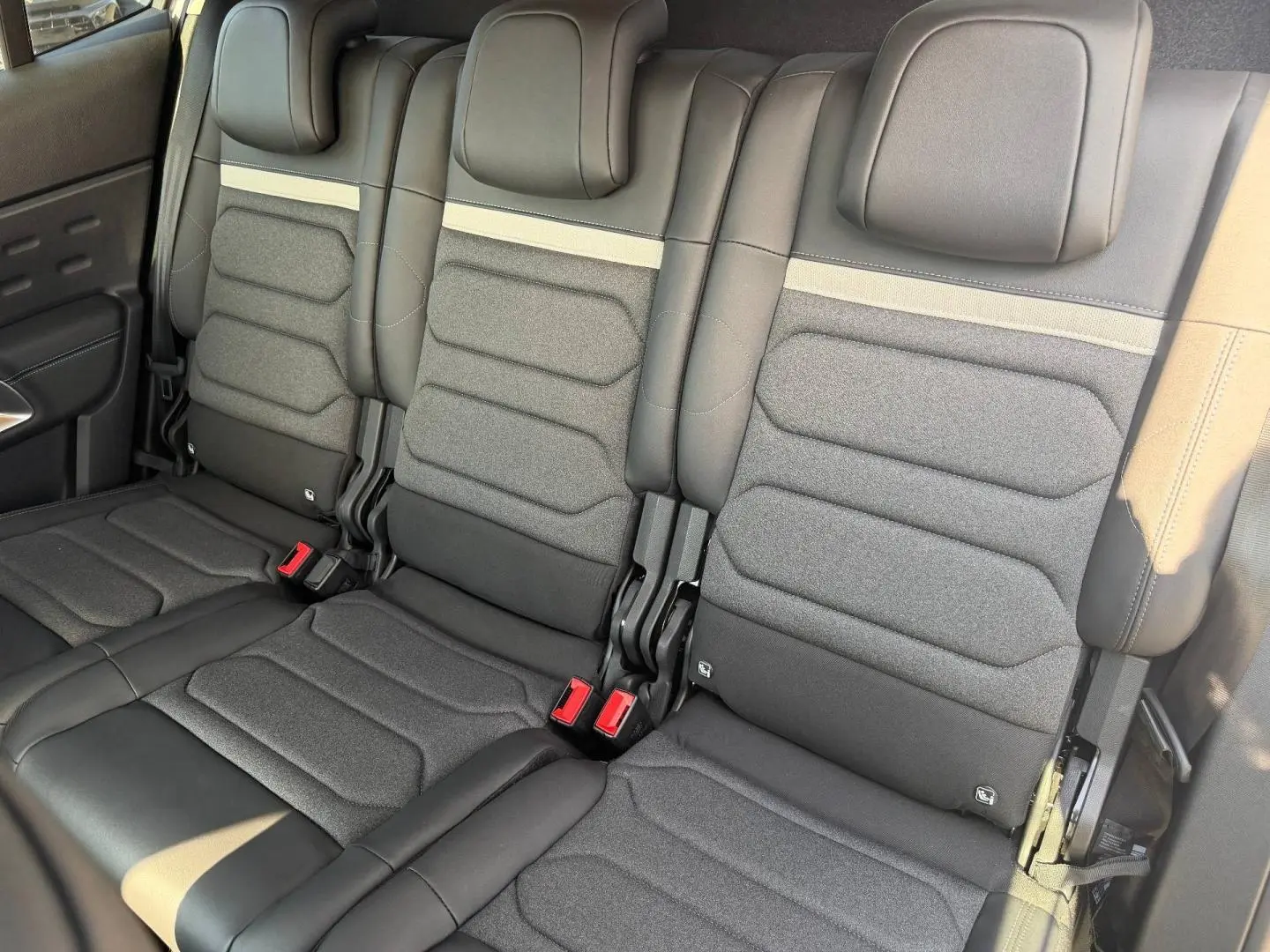 Vue rapprochée des trois sièges individuels arrière en tissu noir et cuir du Citroën C5 Aircross 2025.
