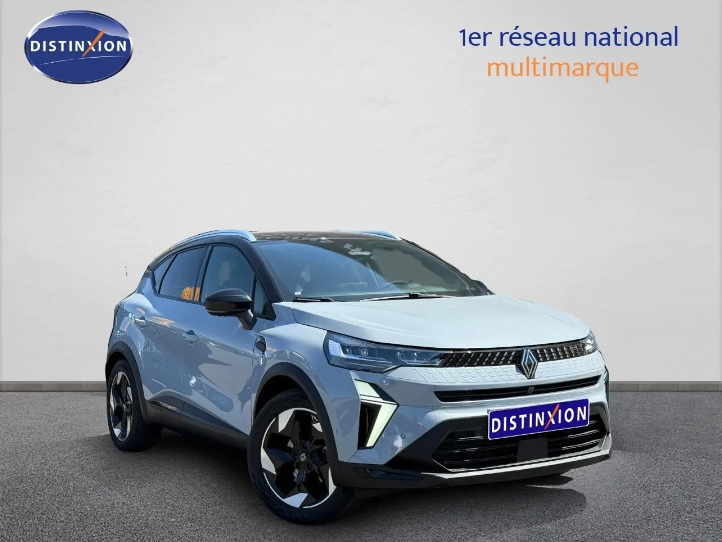 Renault Captur 1.6 E-Tech gris Rafale métallisé en 3/4 avant avec jantes alu et phares LED distinctifs.
