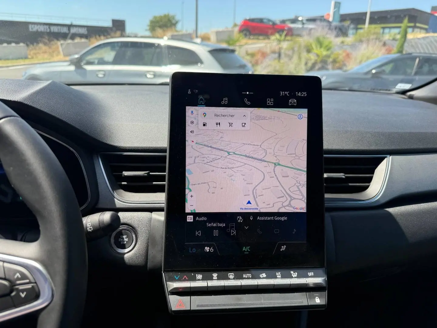 Vue intérieure du tableau de bord du Renault Captur 2025 avec écran tactile central affichant un GPS.