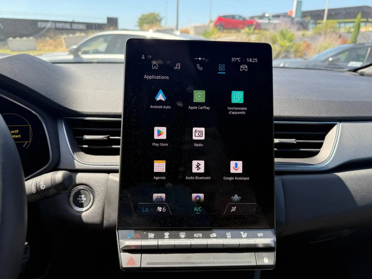 Vue intérieure centrée sur l'écran tactile vertical du tableau de bord du Renault Captur 1.6 E-Tech gris Rafale.