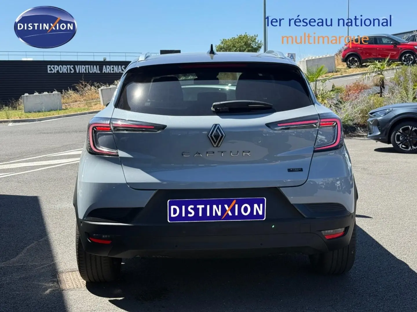 Vue arrière d'un Renault Captur gris Rafale métallisé avec feux LED et logo central bien visibles.