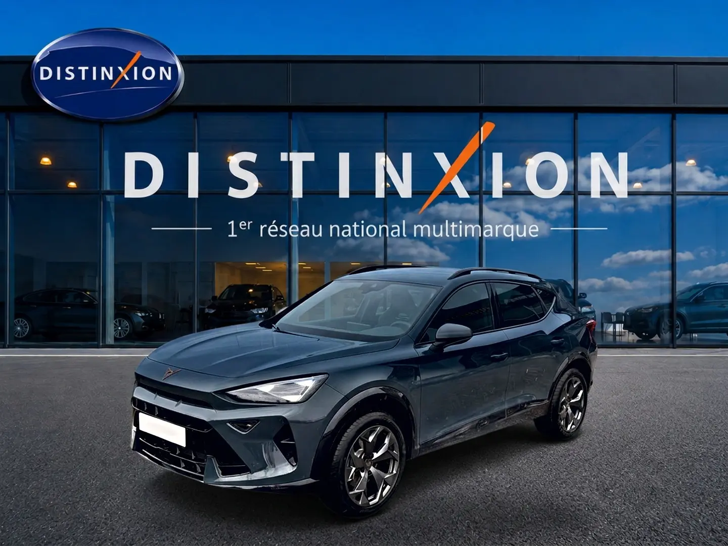 Vue 3/4 avant droit d'un CUPRA Formentor 1.5 etsi hybrid bleu fjord avec jantes 18 pouces devant un showroom Distinxion.
