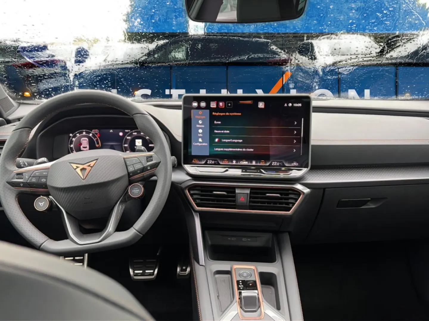 Vue intérieure frontale du tableau de bord et volant cuir noir du CUPRA Formentor 1.5 etsi hybrid 2026 avec écran tactile central.