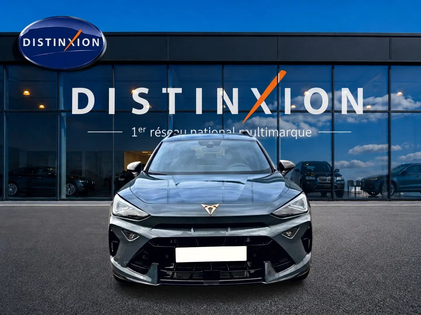 Vue frontale d'une CUPRA Formentor bleu fjord 2026 avec logo distinctif et calandre sportive noire.