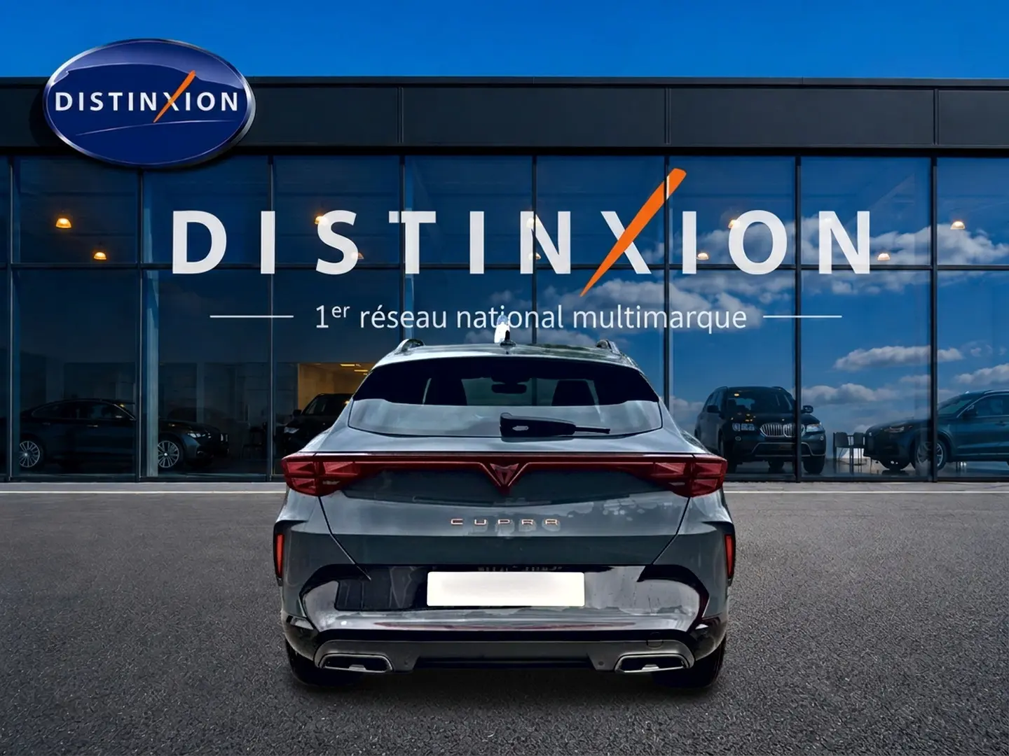 Vue arrière d'un CUPRA Formentor 1.5 etsi hybrid 2026 en bleu fjord avec feux arrière LED et double sortie d'échappement.