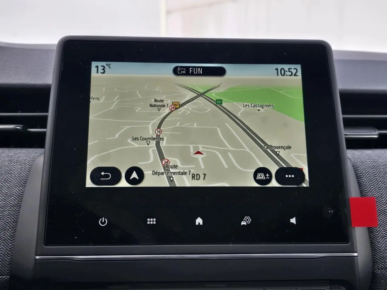 Écran tactile central du système multimédia Easy Link 7 pouces de la Renault Clio V gris Rafale, affichant la navigation GPS.