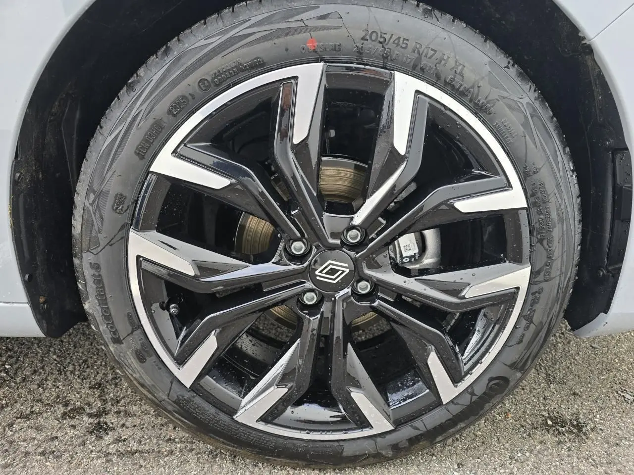 Gros plan sur la jante alliage 17 pouces noir monastella de la Renault Clio V gris Rafale métal.