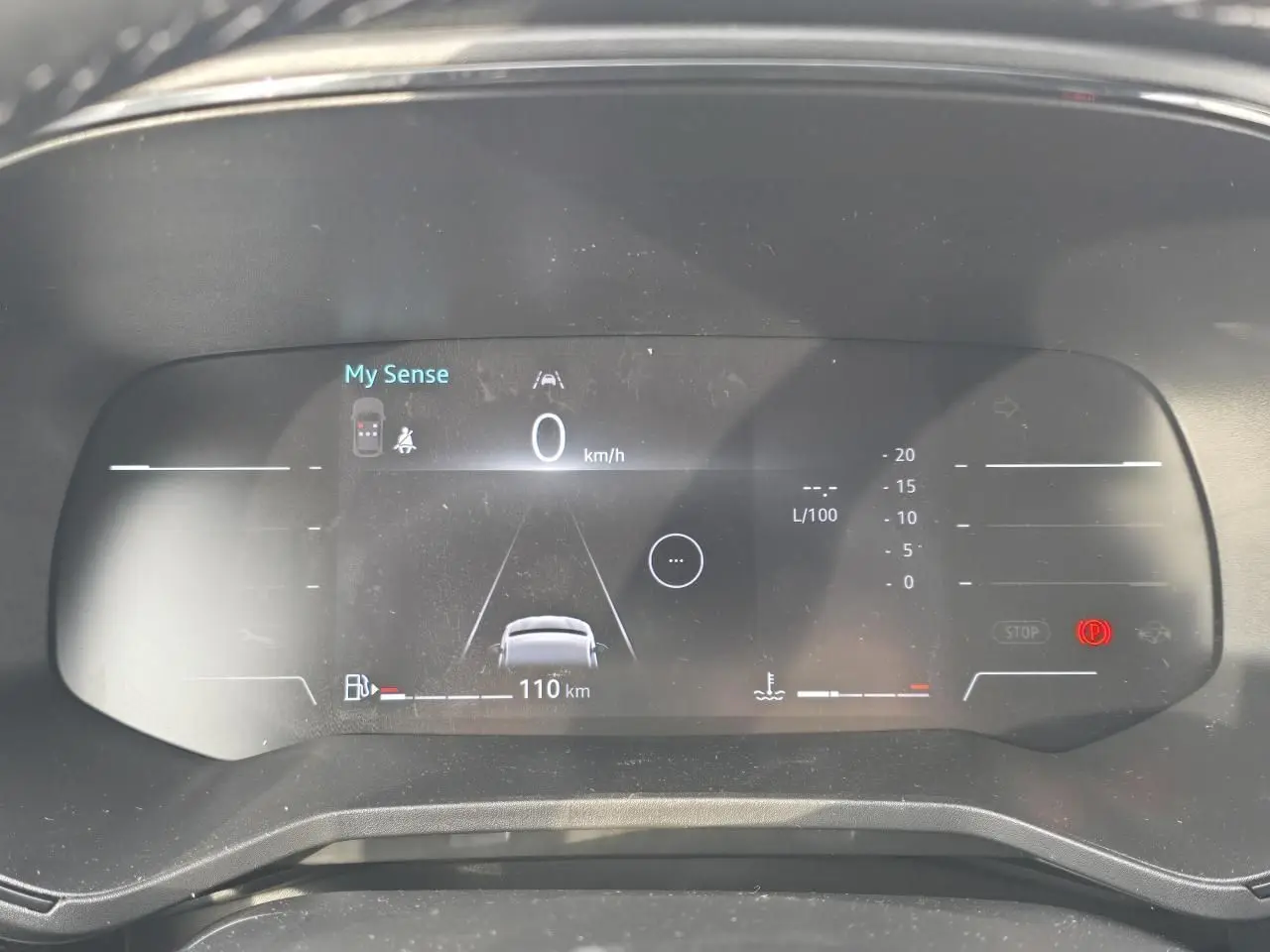 Vue rapprochée du tableau de bord numérique de la Renault Clio V gris Rafale, affichant le mode My Sense et la vitesse à 0 km/h.